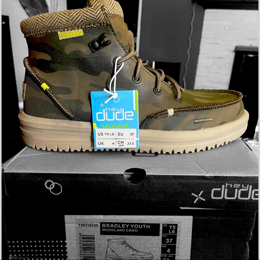 Boys Hey Dude Shoes size 5 Brand New
